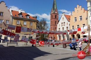 Biało-czerwono na starówce