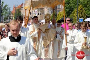 Jutro Boże Ciało. Będą procesje, utrudnienia w ruchu i zmiany w kursowaniu komunikacji miejskiej