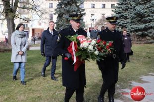 Kwiaty i znicz dla żołnierzy wyklętych