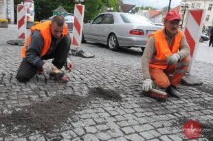 Śrubokrętem naprawiają ulicę