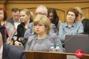 Radna Elżbieta Wirska poza klubem radnych PiS